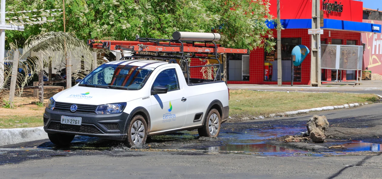 Carro passa com dificuldades pelo local