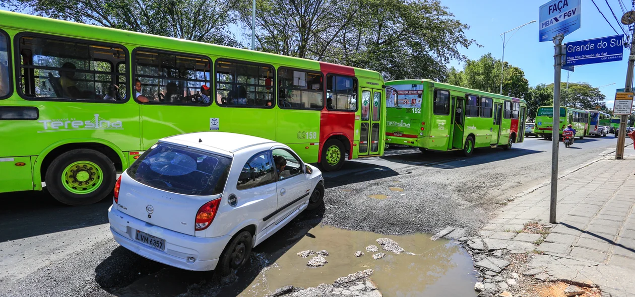 Carro passando por dentro do buraco