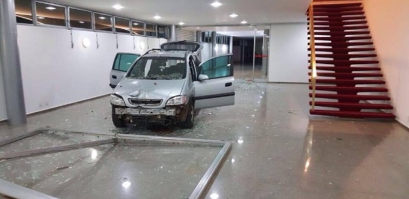 Carro utilizado na invasão do Palácio da Alvorada ficou com a frente destruída