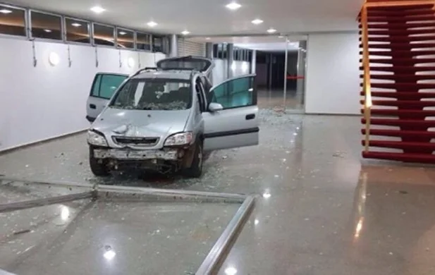 Carro utilizado na invasão do Palácio da Alvorada ficou com a frente destruída