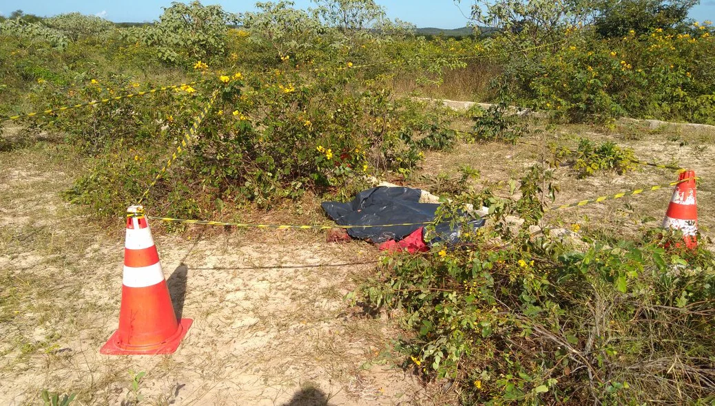 Corpo foi encontrado dentro de matagal, ao lado da Rodovia