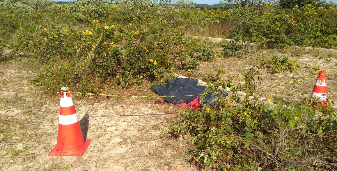 Corpo foi encontrado dentro de matagal, ao lado da Rodovia