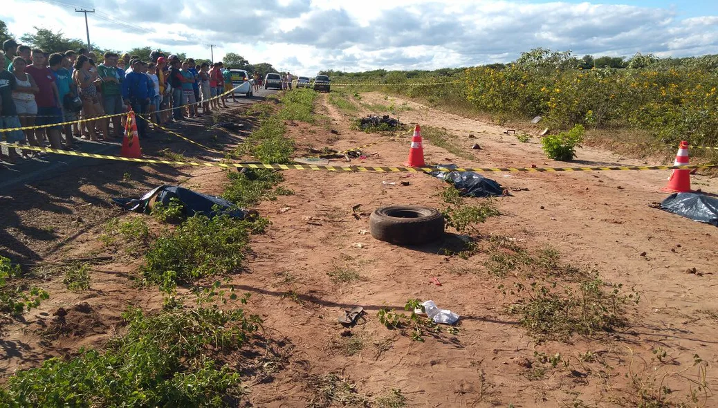 Corpos ficaram espalhados ao lado da Rodovia