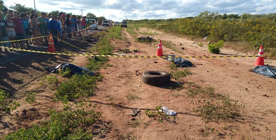 Corpos ficaram espalhados ao lado da Rodovia