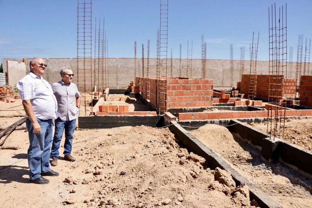 Firmino Filho visitando obras de CMEI 