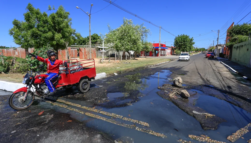 Moradores reclamam de buracos na avenida Itararé