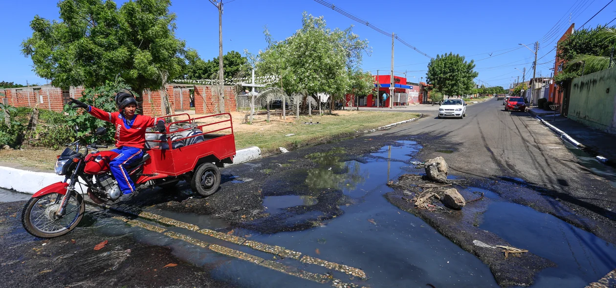 Moradores reclamam de buracos na avenida Itararé