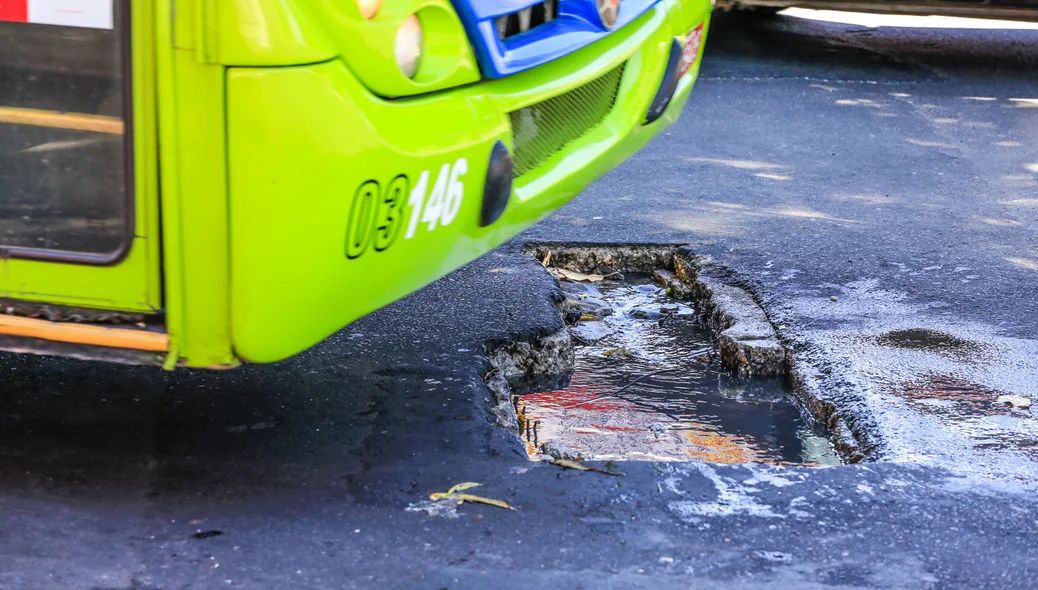 Motoristas reclamam de buracos na avenida Joaquim Nelson