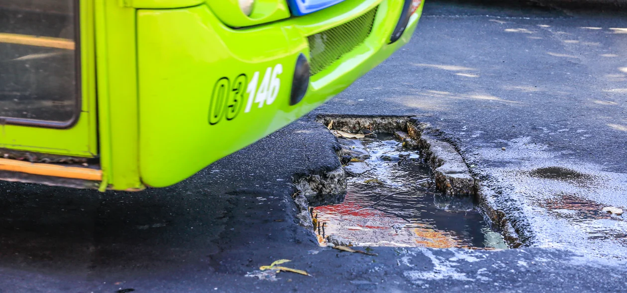 Motoristas reclamam de buracos na avenida Joaquim Nelson