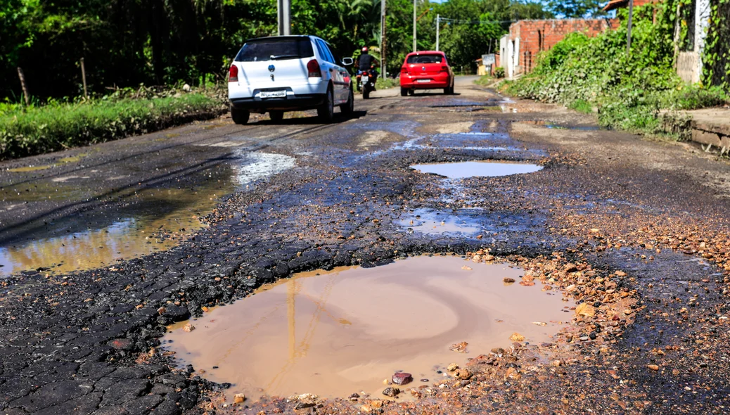 Rua cheia de buracos