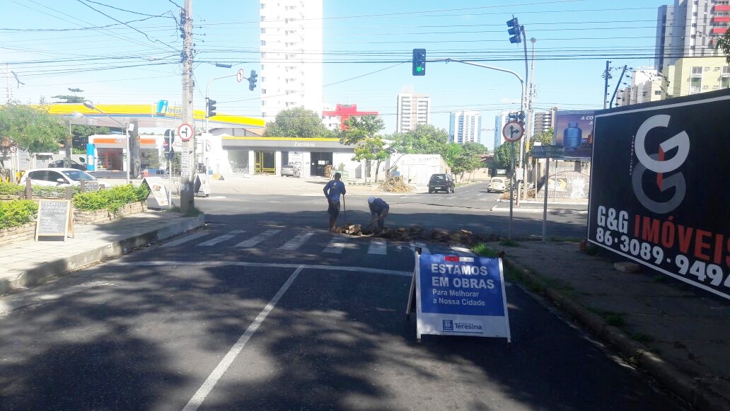 Substituição de canaletas na Avenida Dom Severino 
