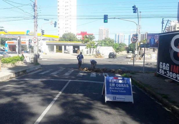 Substituição de canaletas na Avenida Dom Severino 