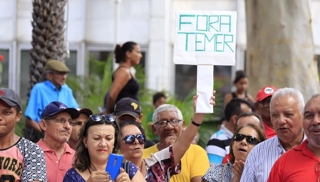 Cartaz pedindo a saída de Temer