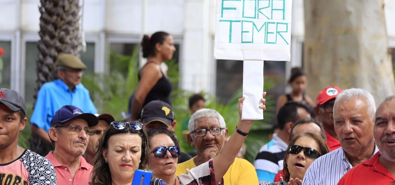 Cartaz pedindo a saída de Temer