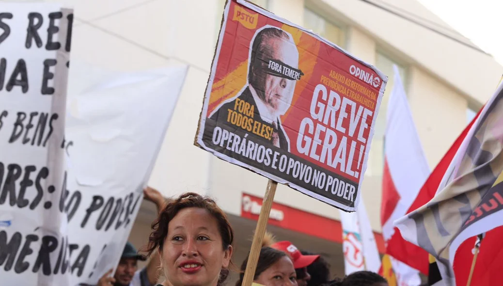 Cartazes pedem a saída de Temer