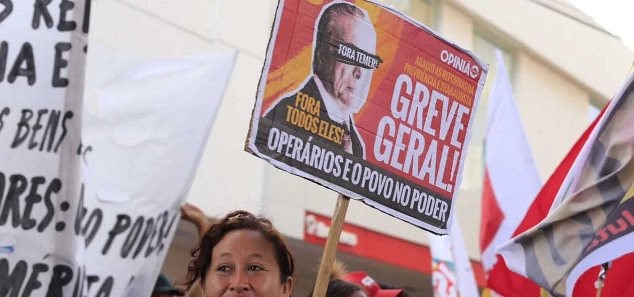 Cartazes pedem a saída de Temer