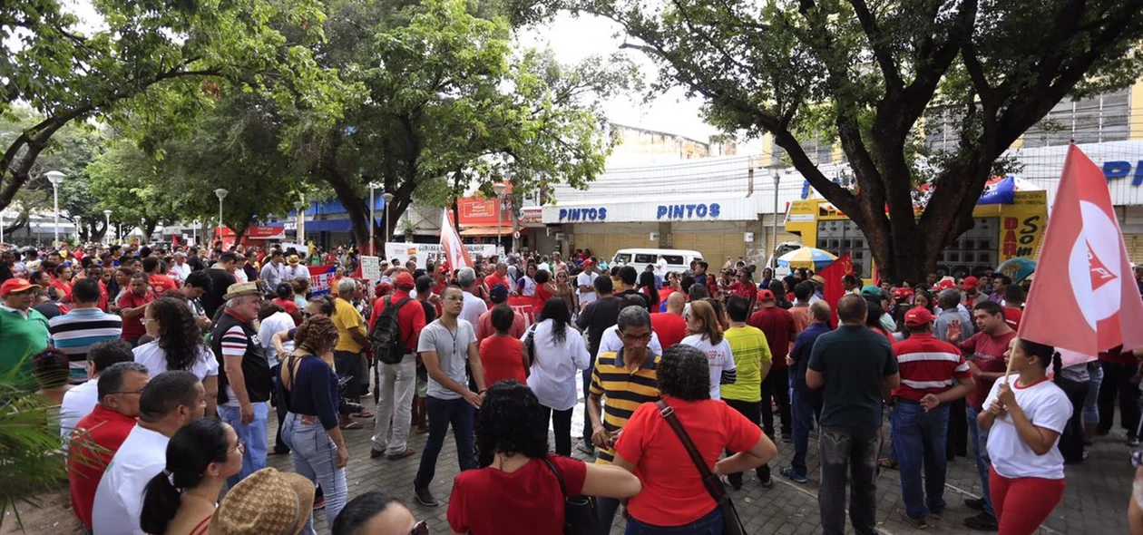 Centro de Teresina lotado de manifestantes