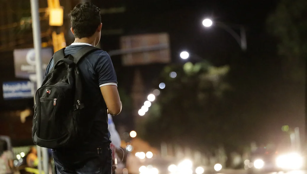 Estudante esperando o ônibus 
