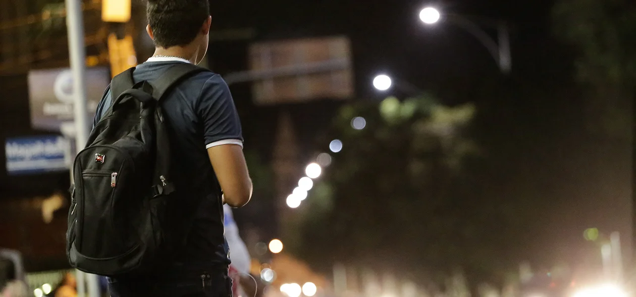 Estudante esperando o ônibus 