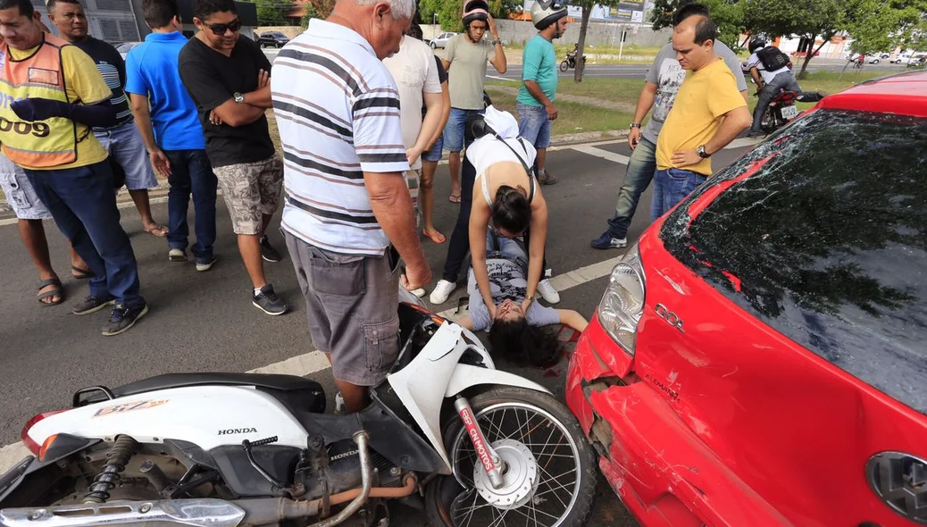 Jovem sendo socorrida por populares