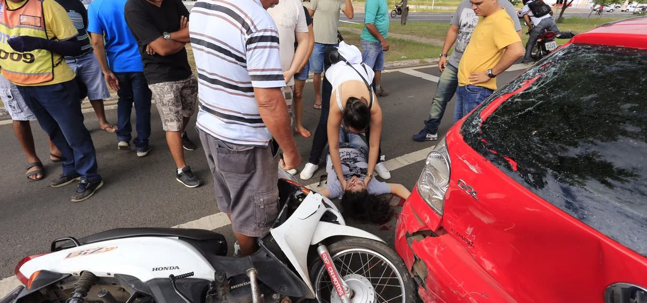 Jovem sendo socorrida por populares