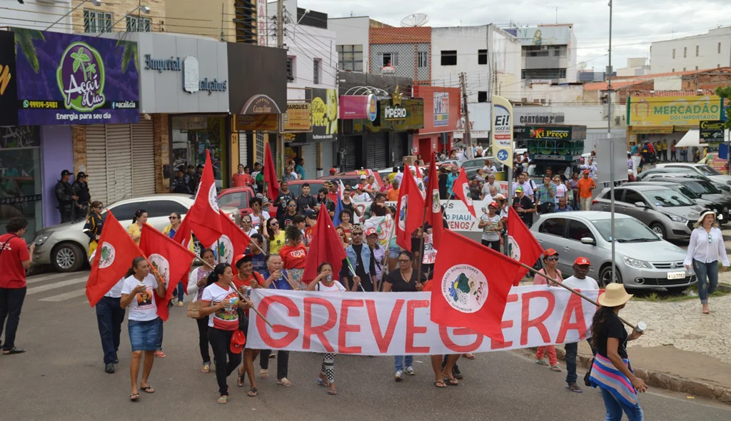 Manifestação atrai número reduzido de pessoas