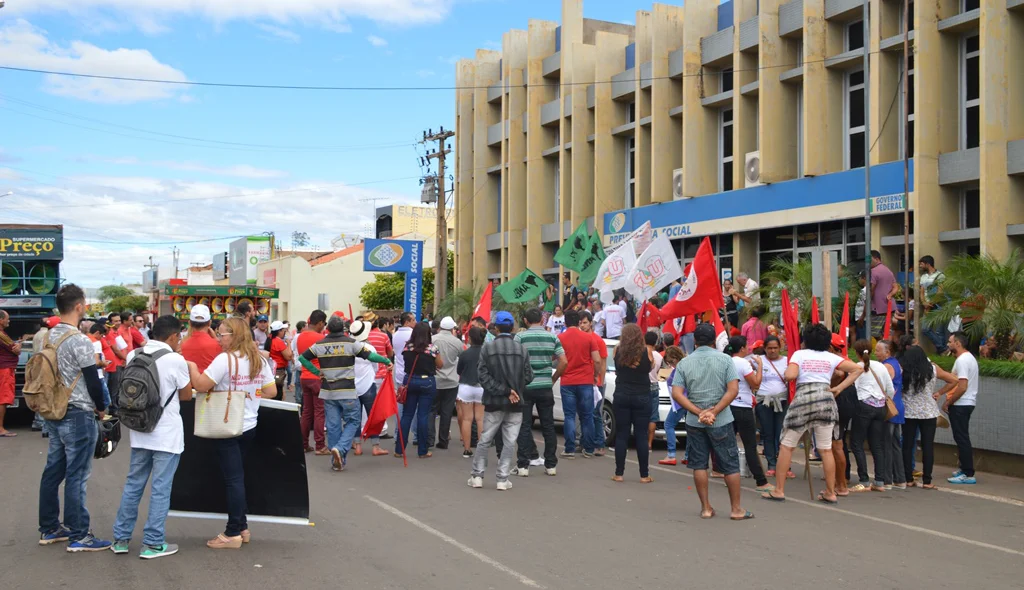 Manifestação foi encerrada em frente a agência do INSS