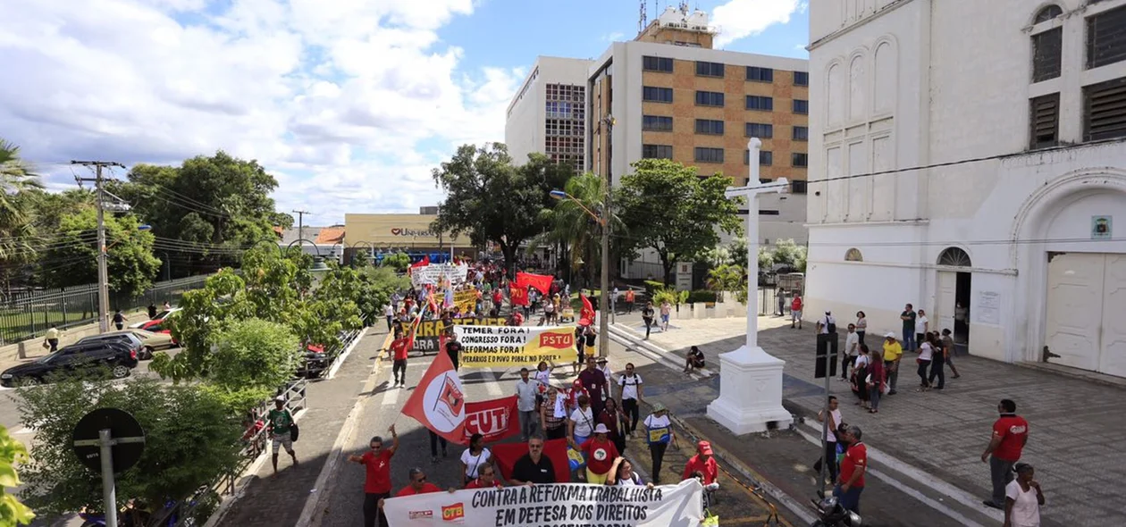 Manifestação ocupou as ruas do Centro de Teresina