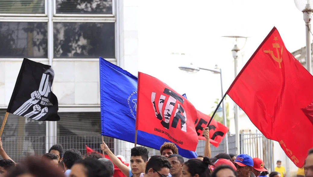 Manifestantes levaram bandeiras