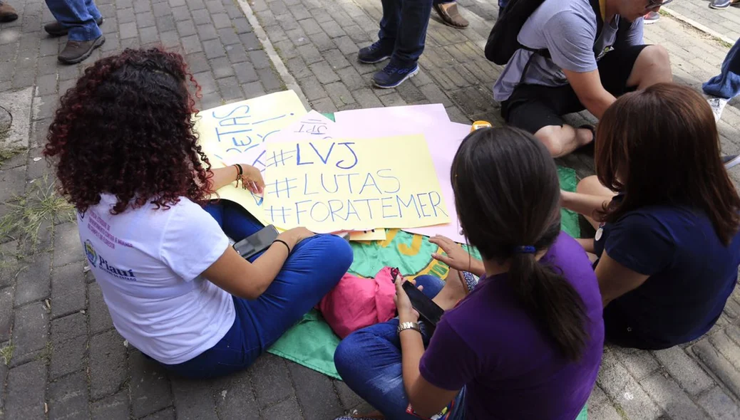 Manifestantes levaram cartazes