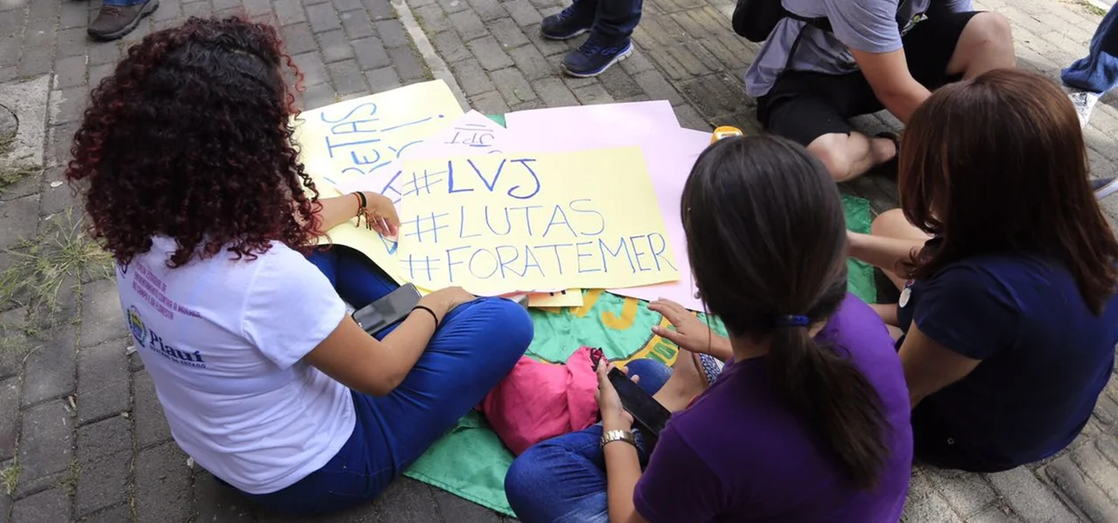 Manifestantes levaram cartazes