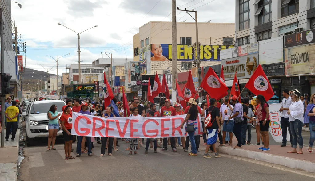 Manifestantes percorrem ruas centrais de Picos