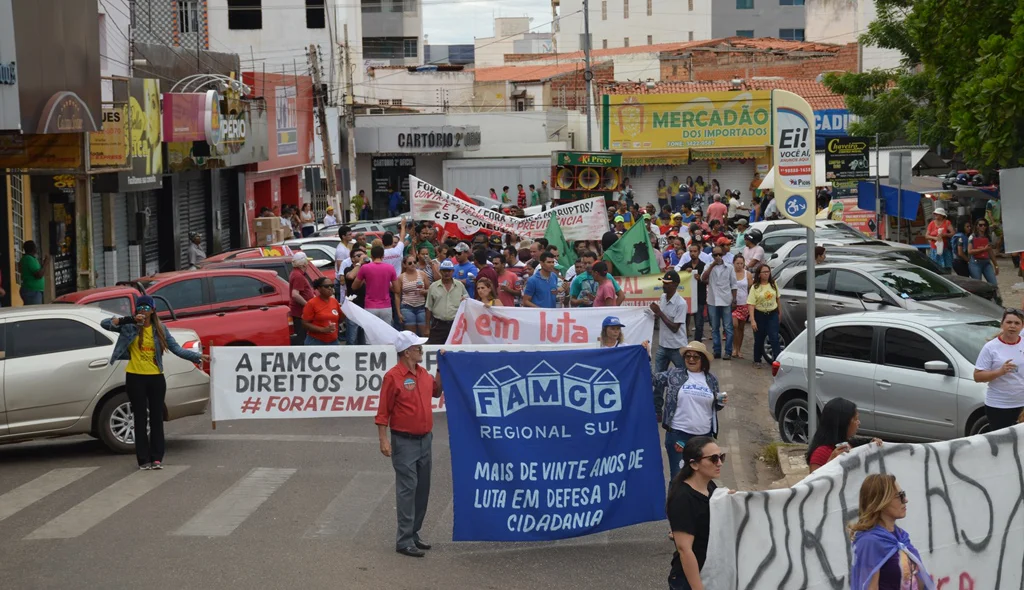 Manifestantes protestam contra reformas propostas por Temer