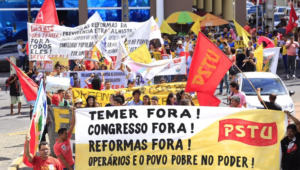 Manifestantes reunidos no Centro