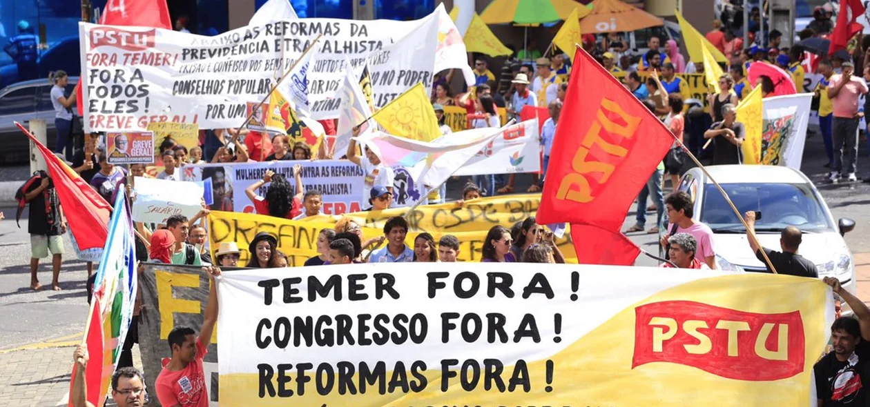 Manifestantes reunidos no Centro