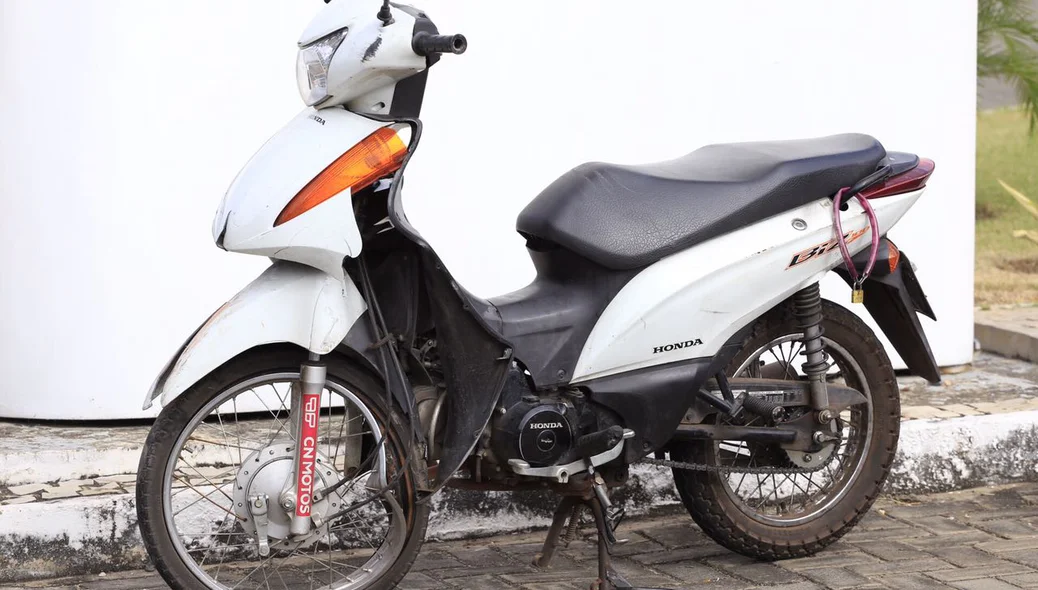 Moto ficou parcialmente destruída