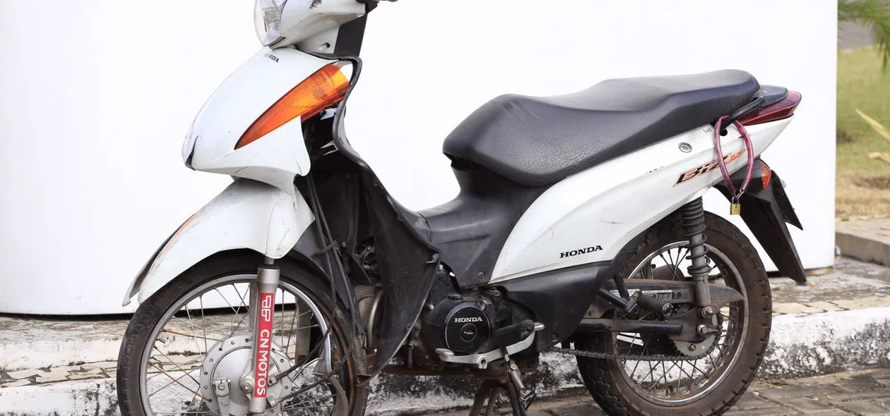 Moto ficou parcialmente destruída
