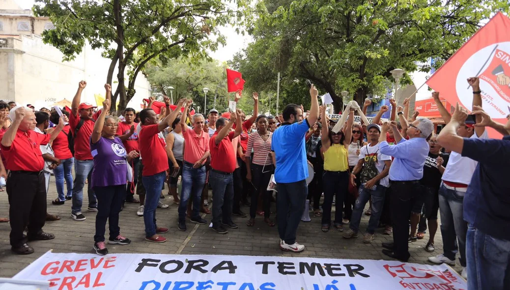 Pessoas pedem saída de Temer