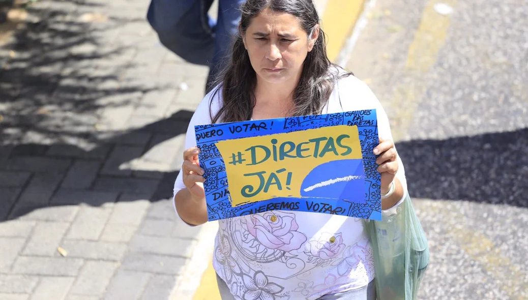 Protestantes pedem realização de Eleições Diretas Já