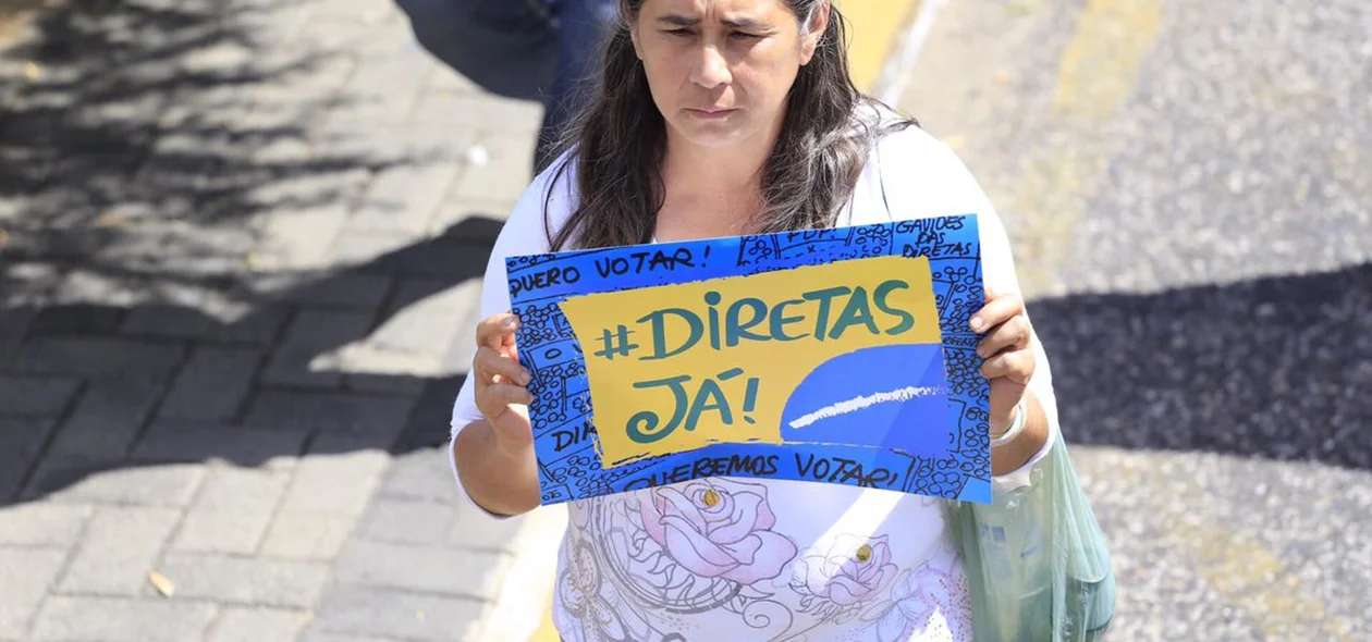 Protestantes pedem realização de Eleições Diretas Já