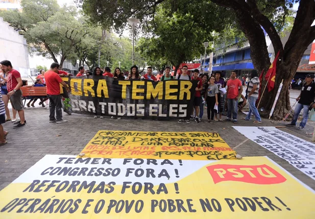 Trabalhadores protestam contra as reformas de Temer em Teresina