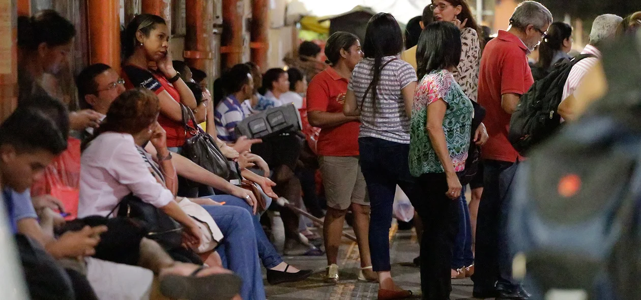 Sem ônibus, paradas ficam lotadas 