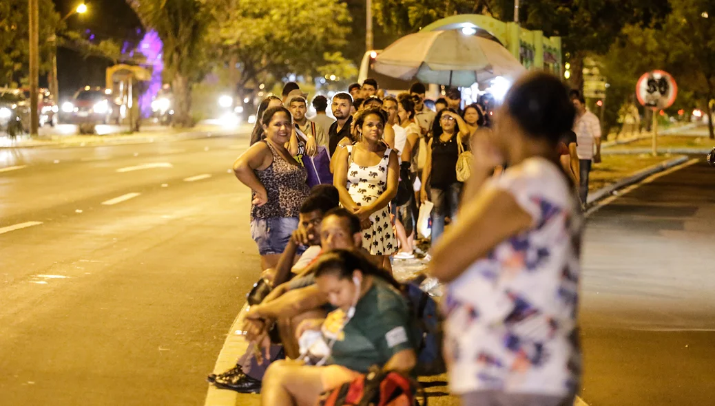 Teresinenses esperando o ônibus 