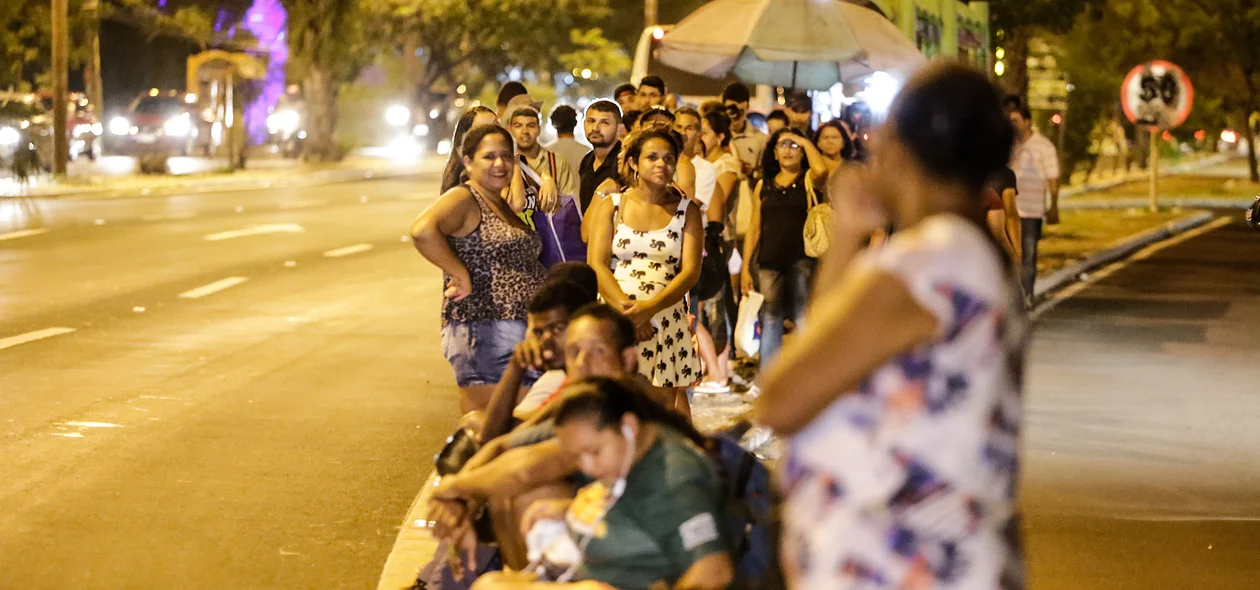 Teresinenses esperando o ônibus 