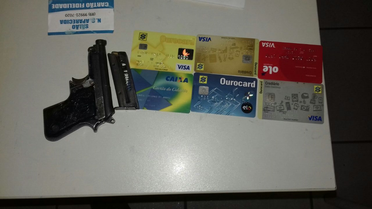 Arma utilizada pelos acusados e cartões roubados