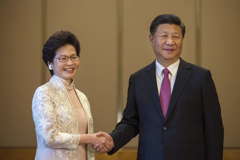 Carrie Lam com o presidente chinÊs, Xi Jinping