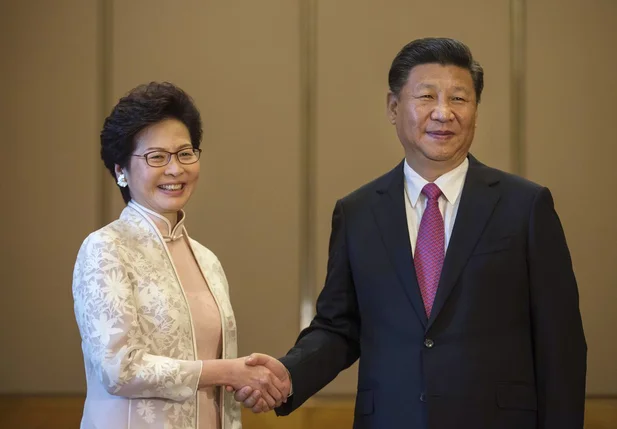 Carrie Lam com o presidente chinÊs, Xi Jinping