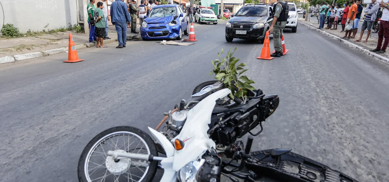 Colisão entre carro e moto na avenida Barão de Castelo Branco