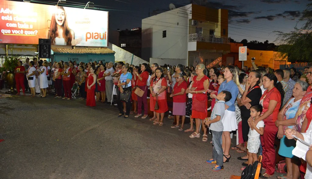 Devotos acompanham celebração