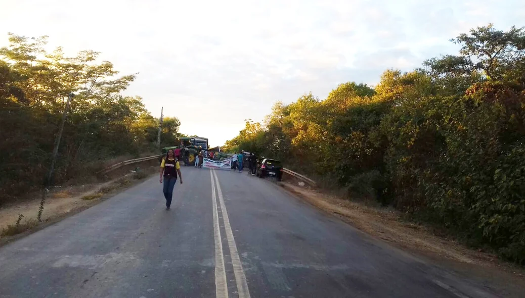 Manifestantes bloqueiam a BR-135